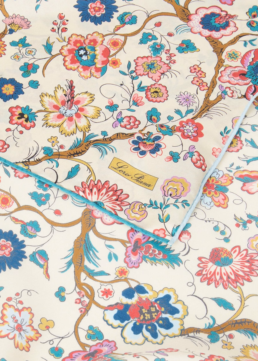 Bufanda victoriana con estampado floral en tonos sándalo, rosa impresionista y crema miel.