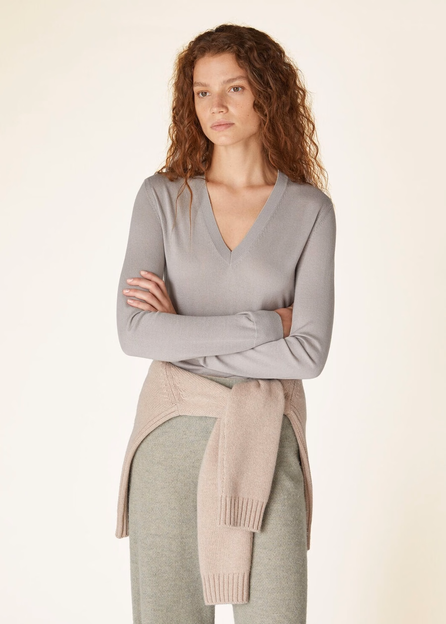 Nuevo jersey Piuma de cachemir con cuello en V, color gris celeste/azul vaquero.