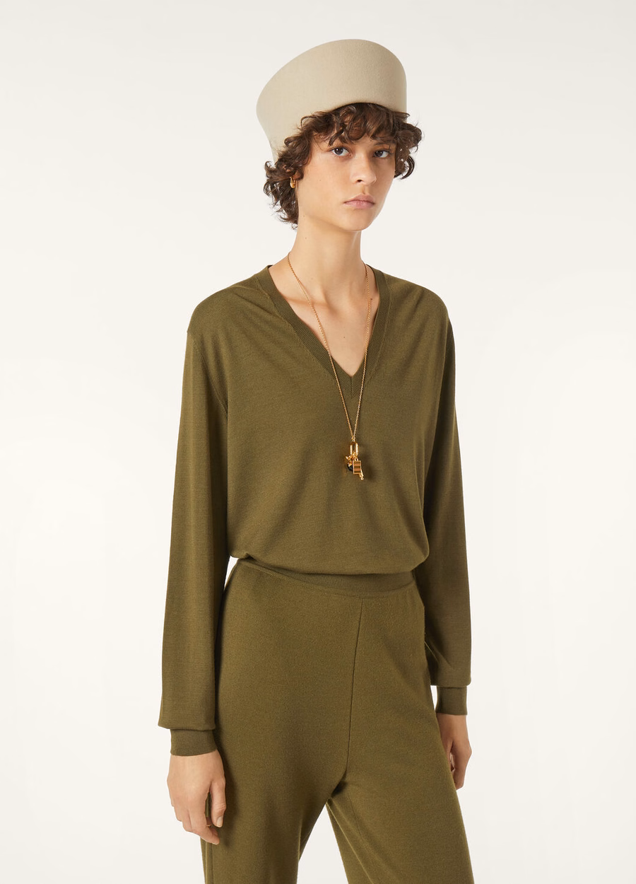 Ligereza real, cuello en V, prado de helechos