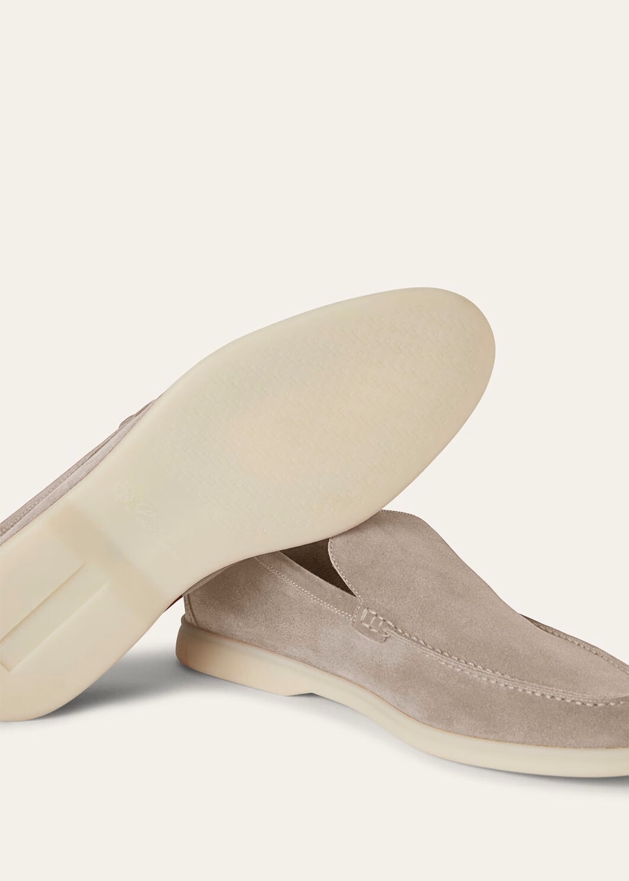 Mocasines Summer Walk de ante clásico color beige.