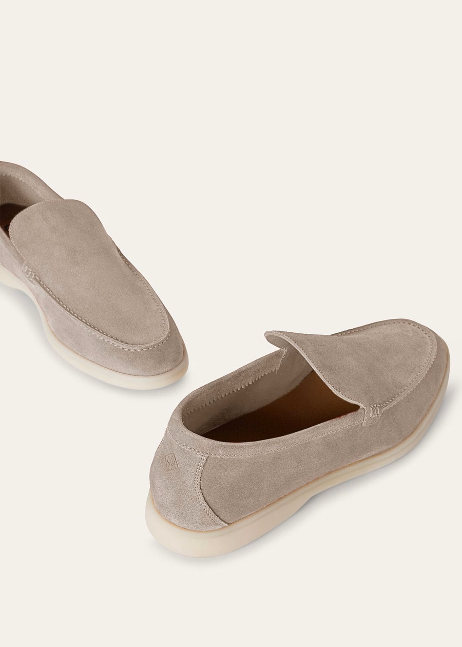 Mocasines Summer Walk de ante clásico color beige.