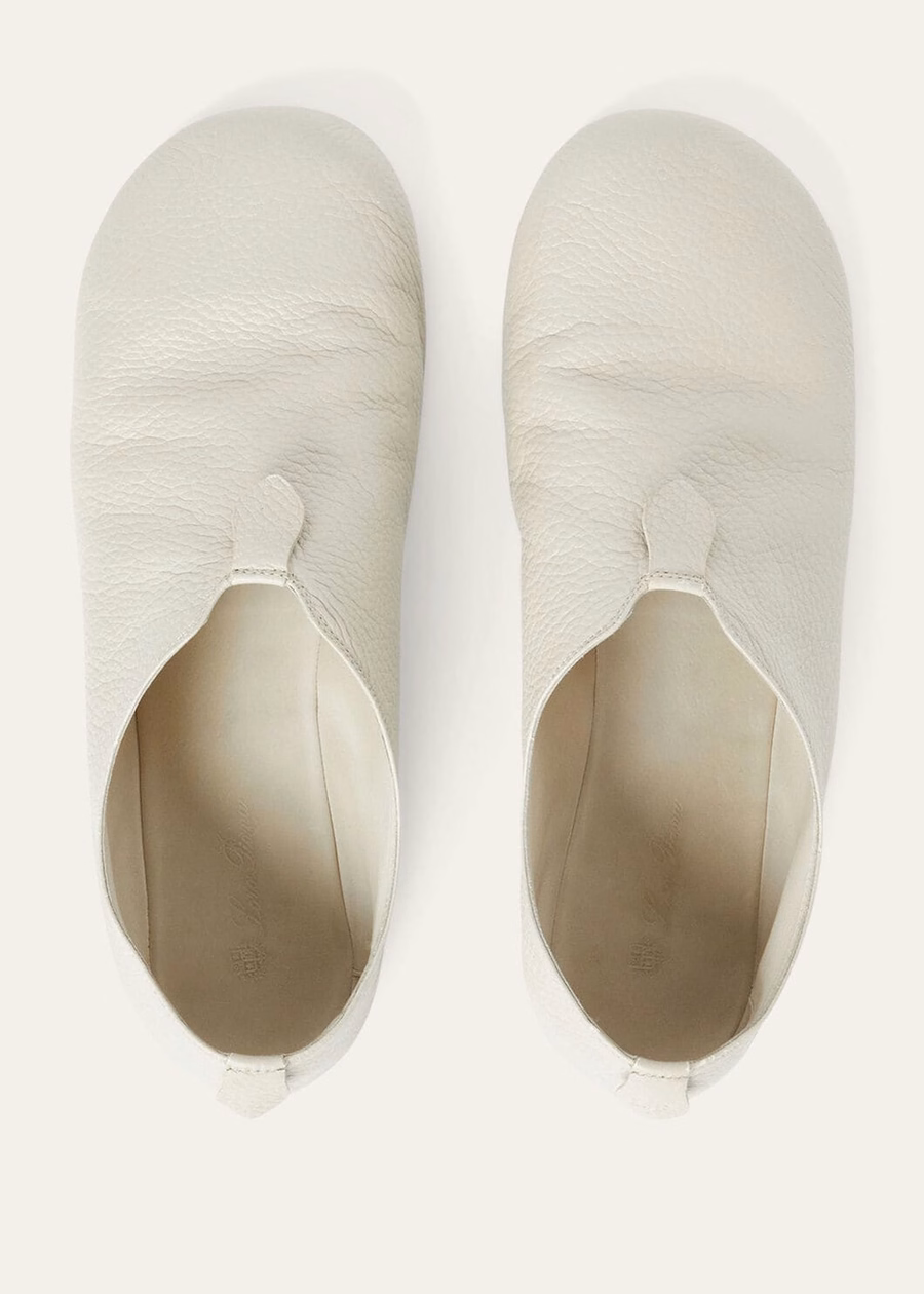 Mocasines planos flotantes de ante color crema y piel sintética