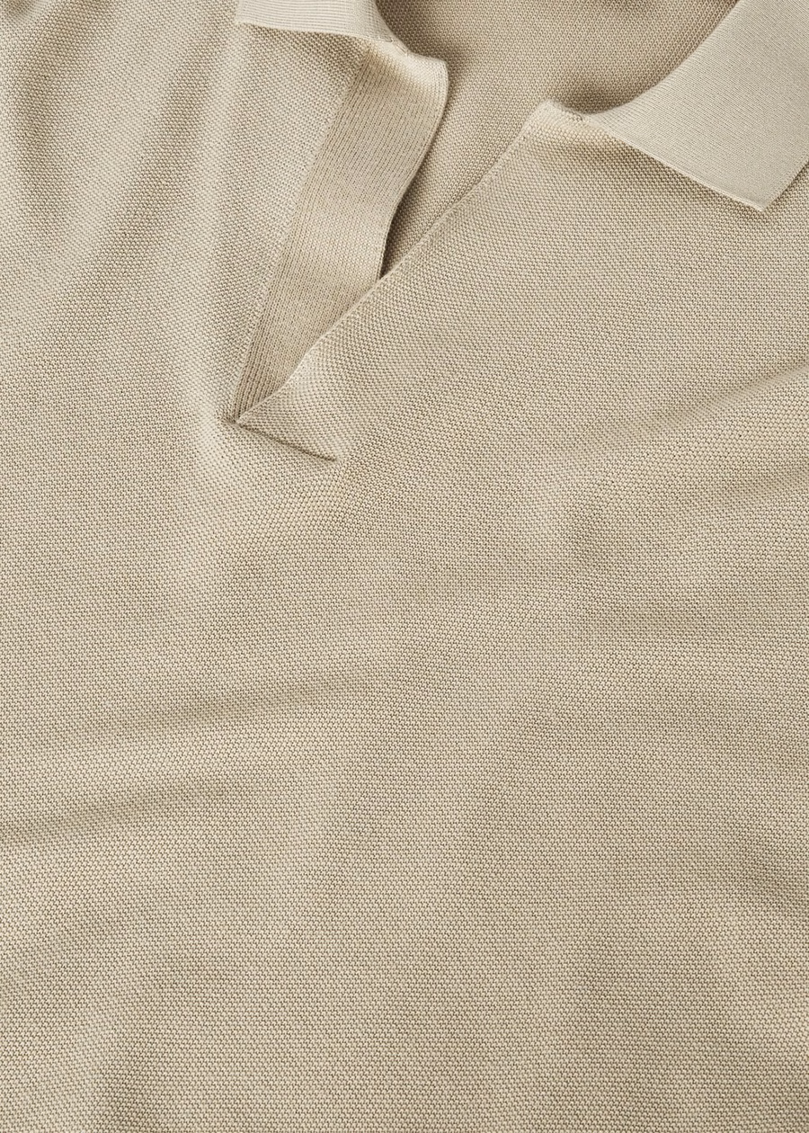 Polo sin botones, color crema, algodón y seda.
