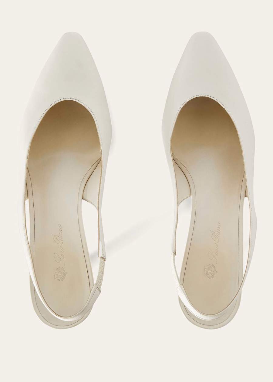 Sandalias destalonadas de piel de becerro Rebecca, color blanco leche claro.