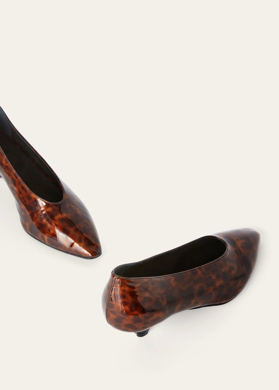 Zapatos de tacón de cuña Rebecca, piel de becerro marrón con estampado animal.
