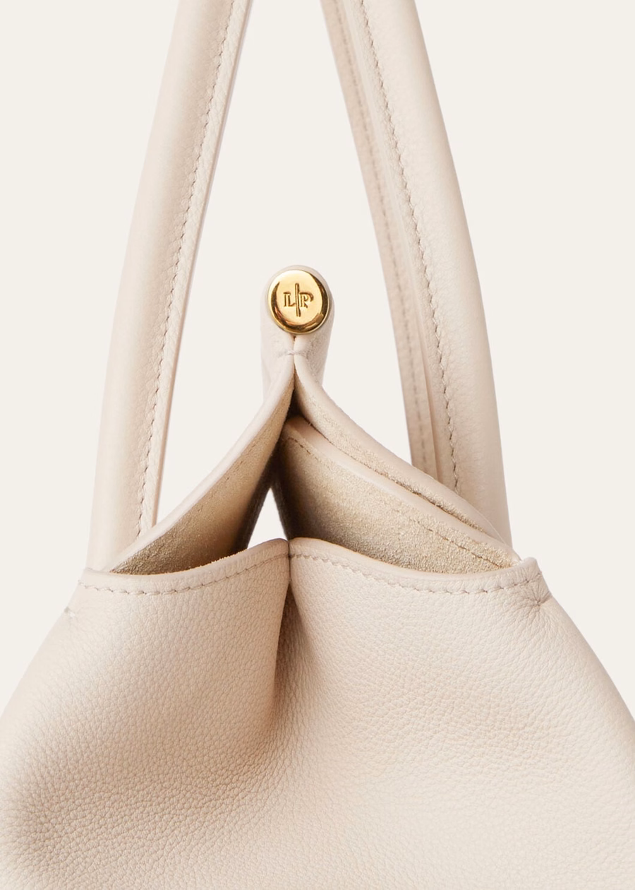 Bolso Loom L32, piel de becerro granulada en travertino claro/oro sol.