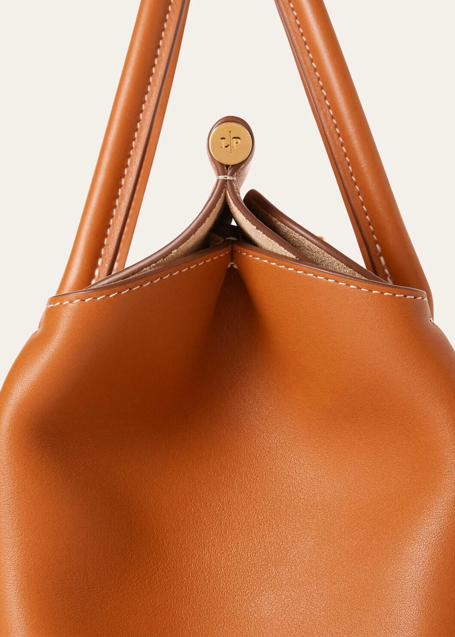 Bolso Loom L32 de piel de becerro lisa color tostado cálido.